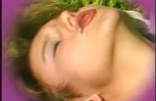 XXX Một cô gái trong đợi trong cả hai lỗ