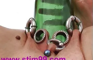 XXX Tóc vàng chân của mình cho một bảng trong một quán cà phê
