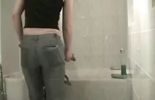 XXX Aflit người đàn ông và bắn vào miệng của mình