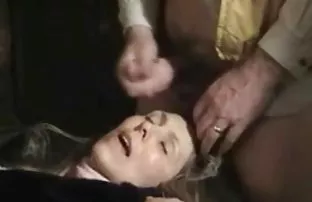XXX Alena đặt ra phía sau bụi cây trên bãi biển,