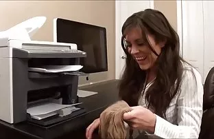 XXX Một cô gái trẻ điên cả hai lỗ với ngón tay của bạn và trồng một gia