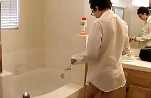 XXX Slim ướt như một con chó cái trong phòng tắm